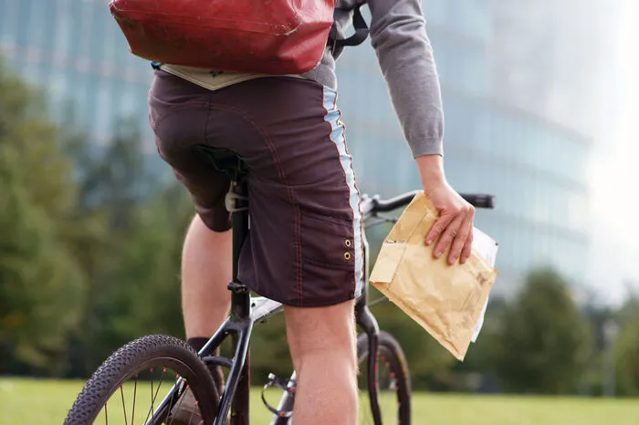 FAHRRADBOTEN. Die meisten Fahrradboten arbeiten als Selbstständige, und in vielen Fällen handelt es sich dabei um Sportstudenten, die sich ein Zubrot verdienen. Denn punkten kann man in dem Job nur mit Schnelligkeit – und das bei jedem Wetter. Ob man dabei nach Zeit oder Kilometer bezahlt wird, mit oder ohne Extravergütungen, ist laut Wirtschaftskammer von Unternehmen zu Unternehmen unterschiedlich. Horst Orthaber vom Grazer Fahrradkurierdienst „Pink Pedals“, dessen Unternehmen (als eines der wenigen in der Branche) seine Boten angestellt hat, schildert die Verdienstmöglichkeiten so: „Bei uns liegt der Stundenlohn zwischen 7,50 Euro und 8,50 Euro netto, die Pausen werden mitbezahlt.“ In der Stadt radeln die Kuriere dafür bis zu drei oder vier Stunden durch und machen dann eine Pause. Die Arbeitszeiten liegen dabei zwischen fünf und 30 Stunden pro Woche. Die meisten Boten bauen sich ihr Fahrrad selbst oder bringen es schon mit, „Pink Pedals“ zahlt dafür zwischen 200 und 400 Euro als Abgeltung und ersetzt die Verschleißteile. Aber wie gesagt: Eine Anstellung ist in der Branche die Ausnahme.
