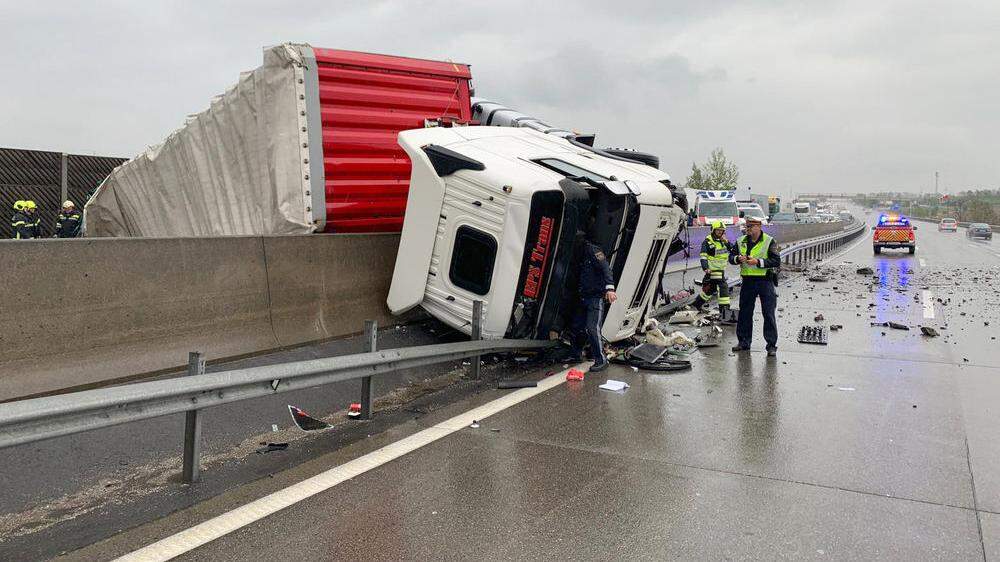 Gesundheitliche Probleme des Lenkers haben zu dem Sattelschlepper-Unfall am Montag auf der Westautobahn (A1) zwischen Loosdorf und Melk geführt