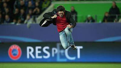 Ein Flitzer rannte während des Champions-League-Viertelfinales zwischen Wolfsburg und Real Madrid auf den Rasen
