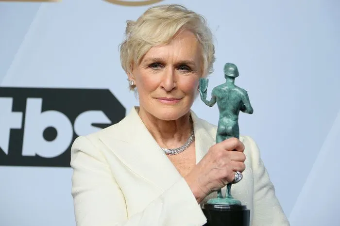 Als beste Hauptdarstellerin wurde Glenn Close für ihre Rolle in "Die Frau des Nobelpreisträgers" ausgezeichnet. Die bereits im Jänner bei den Golden Globes geehrte 71-Jährige untermauerte damit ihren Favoritenstatus für die Oscars.