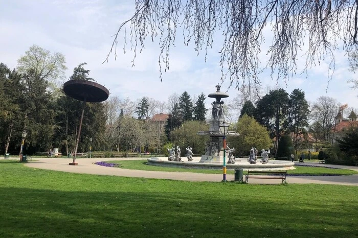 (Wasserfreier) Stadtparkbrunnen und Rostiger Nagel ohne Publikum