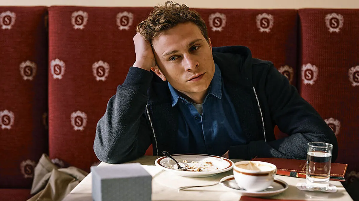 Und täglich grüßt die Schokotorte: Max Hubacher als Karl in "Sachertorte"