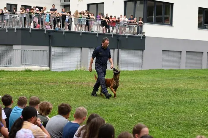 Stationen wie der Umgang mit dem toten Winkel eines Lkws, Polizeiausrüstung, und Geschwindigkeitsmessungen wurden besucht.  Ein weiteres Highlight war die Diensthundevorführung.