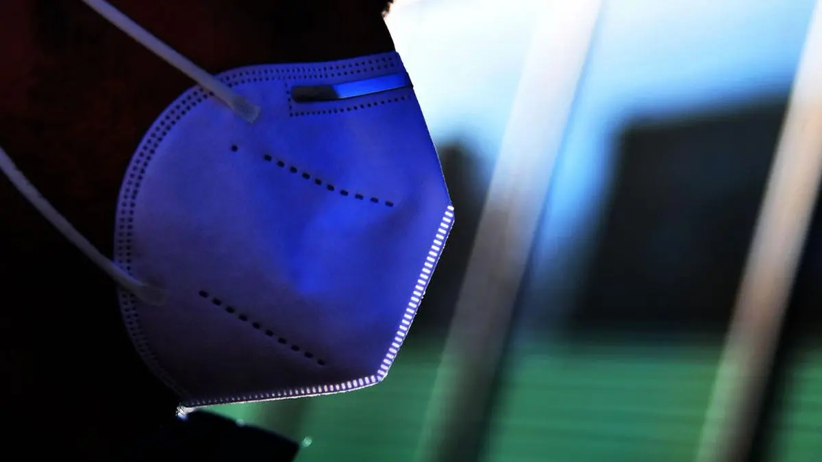 ABD0094_20201124 - SALZBURG - ÖSTERREICH: ++ THEMENBILD ++  Ein Mann trägt eine FFP2-Maske am Dienstag, 24. November 2020. - FOTO: APA/BARBARA GINDL