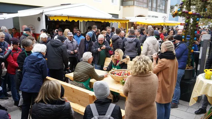 Persönlichkeiten aus Osttirol, die sich im Eierpecken duellieren. Zahlreiche Zuschauer ließen sich das Spektakel am Lienzer Stadtmarkt nicht entgehen, das bereits seit mehr als 20 Jahren über die Bühne geht