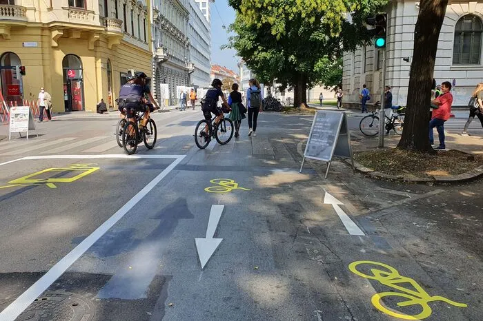 Heute gehört die Neutorgasse ja praktisch dem Auto allein. Ab 2024 wird dort auch die Straßenbahn fahren, daneben entsteht ein getrennter Radweg.