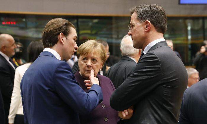 Die Wortführer der Sparsamen Vier, Sebastian Kurz und Mark Rutte aus den Niederlanden, im Gespräch mit Kanzlerin Angela Merkel