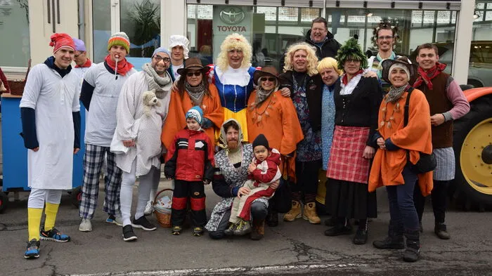 Bürgermeister Johann Winkelmaier (Schneewittchen) begleitete die angereisten Gruppen auf ihrem Weg durch den Ort.