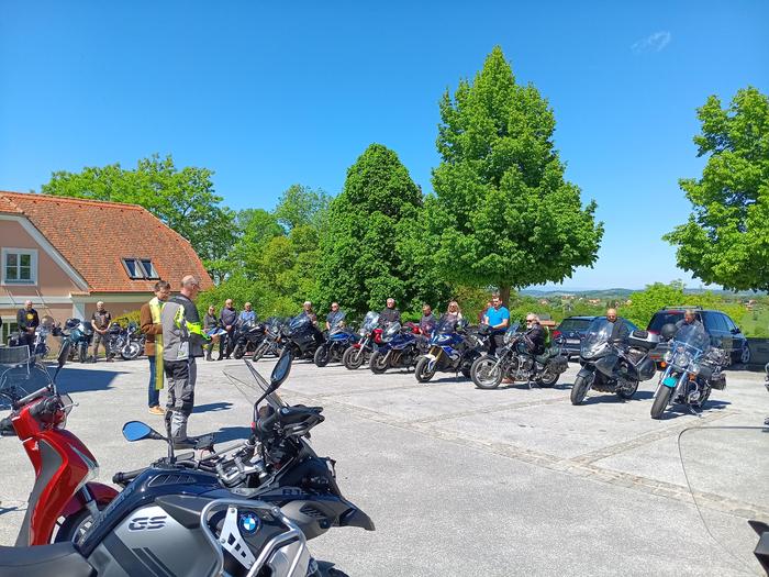 Kürzlich versammelten sich 80 Lenker mit ihren Zweirädern zur diesjährigen Zweiradsegnung am Himmelsberg von Straden