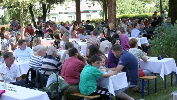 Wenn Anfang Juli im Garten des Krankenhauses der Barmherzigen Brüder in St. Veit lautes Babykreischen zu hören ist, dann lädt das Hospital zur traditionellen Kindersegnung. 