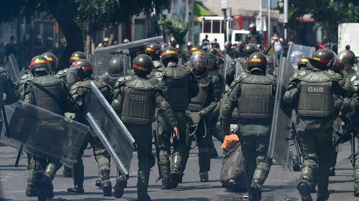 Am Samstag kam es zu gewaltsamen Zusammenstößen zwischen der Armee und Demonstranten, welche die Grenze nach Kolumbien passieren und Hilfsgüter nach Venezuela holen wollten.