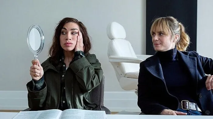 Ein ungleiches Duo: Carol Schuler und Anna Pieri Zuercher in einem Krimi um Körper, Kunst und Kapitalismus