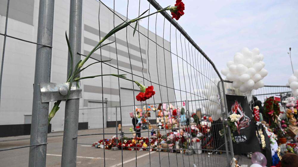 Blumen vor der Crocus City Hall | Nach dem verheerenden Terroranschlag herrscht in Russland große Trauer um die 140 Todesopfer. Vor der Crocus City Hall, wo der Angriff stattfand, haben Trauernde Blumen niedergelegt. 