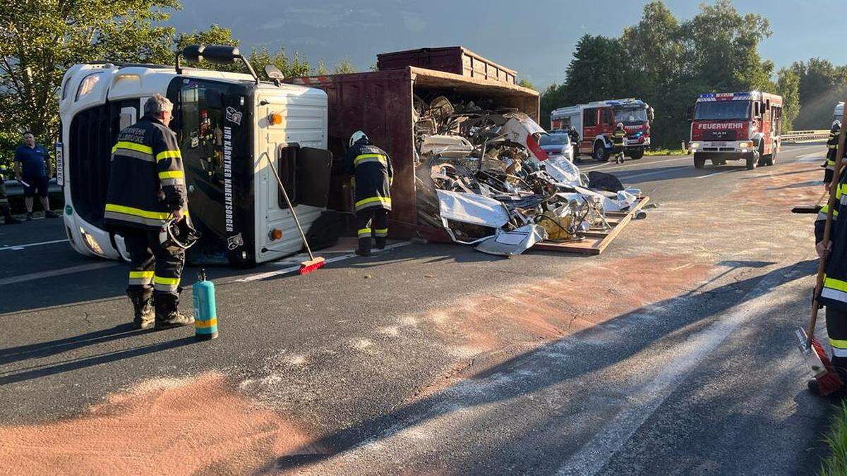 Das Ladegut wurde auf der Fahrbahn verteilt