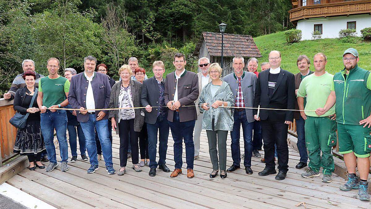 Im Beisein vieler Ehrengäste wurde die Straße in Albeck eröffnet 