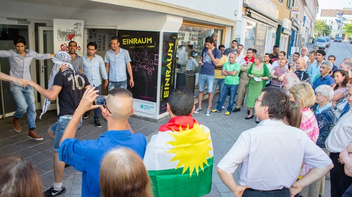 Ozeanien, Asien, Afrika, Europa – Menschen aus vier Erdteile waren bei der Vernissage der Ausstellung „Fokus Mitmensch – Communication between Civilisations“, gestaltet von Gleisdorfer Asylwerbern, im „Einraum“ in der Bürgergasse 12 vertreten.