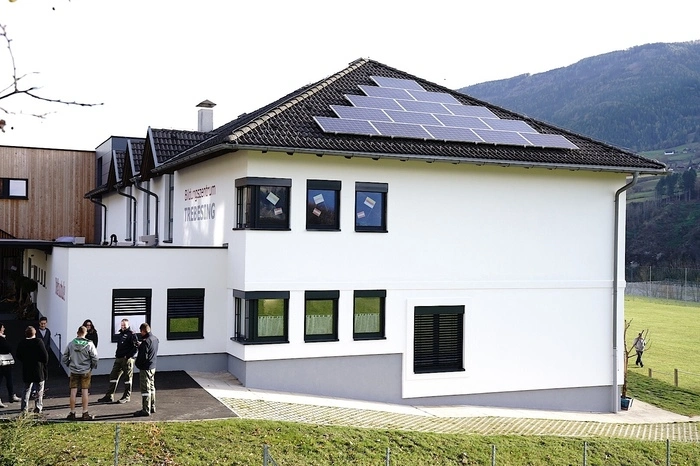 Energieeffizient auch das neue Bildungszentrum in Trebesing: Photovoltaikanlage am Dach, das ganze Gebäude bald energieautark!