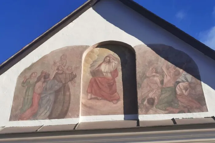 Fresko über dem Kircheneingang