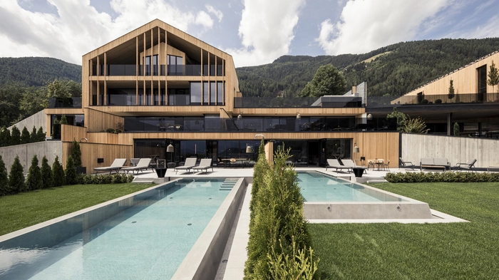 19 von 20 Punkten und vier von vier möglichen Lilien holt das Purmontes Private Luxury Chalet in St. Lorenzen. Das exklusive Hideaway mit nur fünf Suiten versteckt sich auf 920 Metern Seehöhe. 