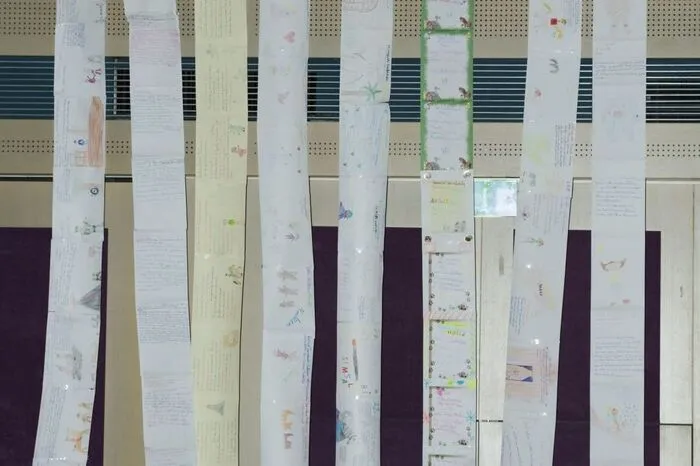 Einige Kinder dokumentierten das in einem Tagebuch, andere erstellten Schriftrollen, die im Saal aneinandergereiht aufgehängt wurden.