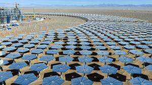 Nirgendwo wird mehr Solar- und Windkraft installiert als in China. Im Bild: In Bau befindliches Solarkraftwerk in Chinas Gansu-Provinz