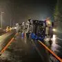 Mitten in der Nacht kippte der Lkw auf die Fahrbahn