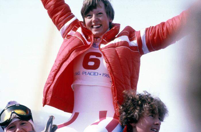 1980 Olympiasieg in der Abfahrt: Annemarie Moser-Pröll als jubelnde Olympiasiegerin, hochgehoben von Hanni Wenzel (Liechtenstein, li. Silber) und Marie-Theres Nadig (Schweiz, Bronze)
