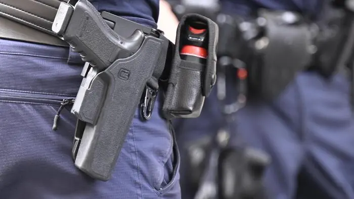 Mehrere Polizeibeamte waren zur Unterstützung des Jugendamtes im Einsatz (Symbolfoto)
