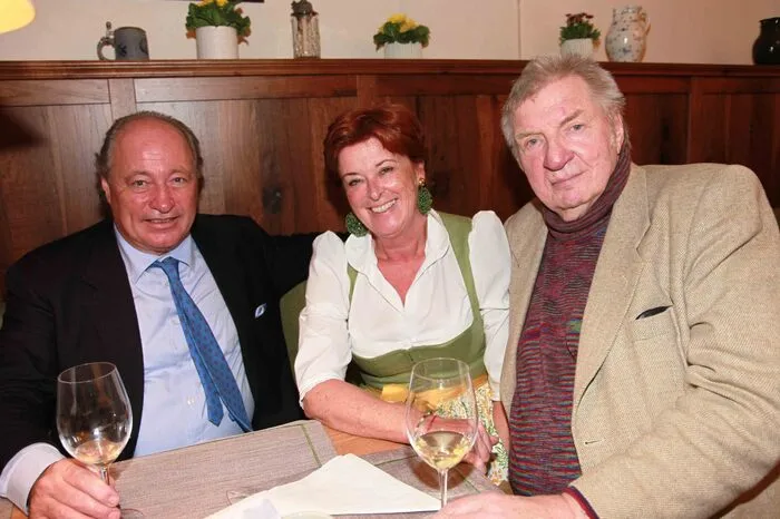Ina Maria Lerchbaumer, die den Lindenhof von April 2016 bis Dezember 2017 generalsaniert hatte, mit Hanno Soravia (links) und Kabarettist Werner Schneyder (rechts).