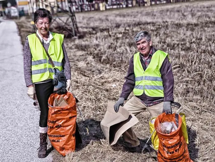 STraßenrand Reinigung Flurreinigung Angela und Anton Heilinger im Bezirk St. Veit, Müll am STraßenrand