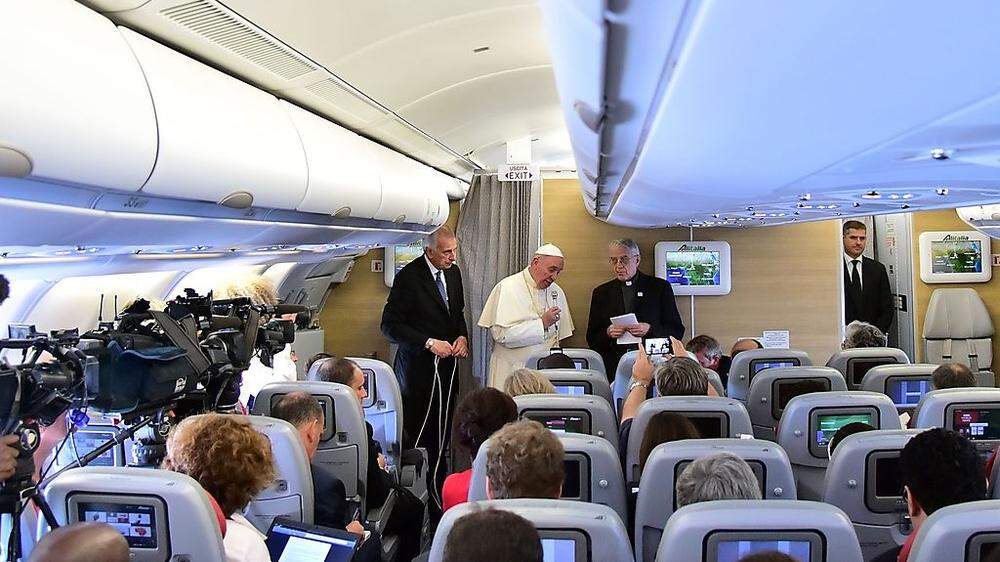Der Papst auf dem Rückflug nach Rom
