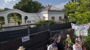 PM Orban s luxury mansion, Hatvanpuszta, Hungary UNGARN, 02.08.2025, Hatvanpuszta nahe/close to Bicske. Der oppositionelle Parlamentarier Ãkos Hadhazy ruft zum Protest vor MP Orbans geheimnisumwitterten Luxusanwesen Hatvanpuszta auf, das angeblich nur ein landwirtschaftlicher Betrieb sei. Verbarrikadierte Hauptzufahrt: Die Security lebt im Wohnwagen, die Polizei haelt sich zurueck. Opposition MP Akos Hadhazy organizes a protest at PM Orban s mysterious luxury mansion called Hatvanpuszta which officially is a mere agricultural complex. Barricaded main entrance: The security lives in a trailer, the police stays in the background. Â *** PM Orban s luxury mansion, Hatvanpuszta, Hungary HUNGARY, 02 08 2025, Hatvanpuszta close to Copyright: MartinxFejer/estost.net Fejer25080208