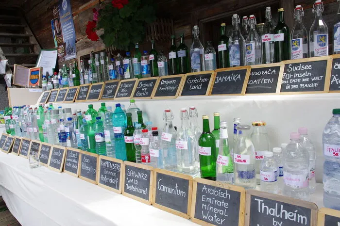 ... und so kam eine beachtliche Sammlung von Trinkwasser aus aller Welt zustande.