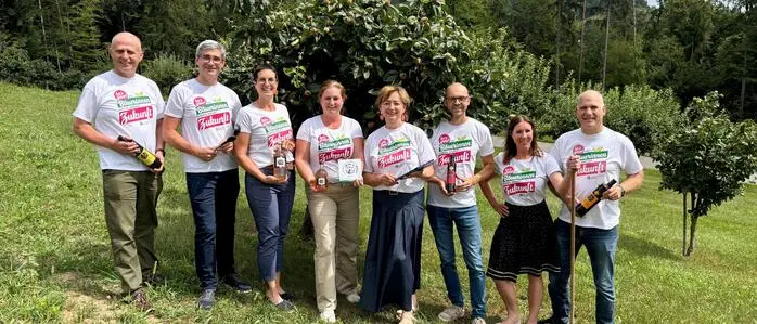 Im Rahmen der Woche der Landwirtschaft besuchten Vertreter der Landwirtschaftskammern sowie die Bezirksbäuerinnen aus Leibnitz und Deutschlandsberg Bäuerin Martina Posch (3. v. l.) in Heimschuh