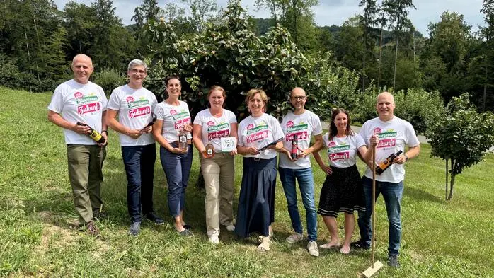 Im Rahmen der Woche der Landwirtschaft besuchten Vertreter der Landwirtschaftskammern sowie die Bezirksbäuerinnen aus Leibnitz und Deutschlandsberg Bäuerin Martina Posch (3. v. l.) in Heimschuh