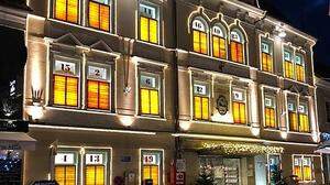 Der Adventkalender mit 24 Fenstern im Rathaus Feldkirchen