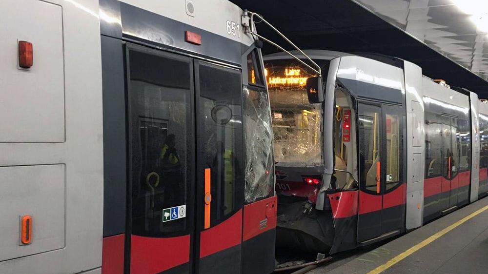 Bei einem Unfall zweier Straßenbahngarnituren in der tiefgeschoßigen Station Kliebergasse in Wien-Margareten sind am Freitag kurz vor 8.00 Uhr sieben Menschen leicht verletzt worden