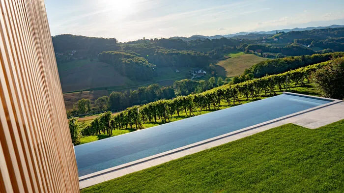 Nach außen hin zurückhaltend, entfaltet sich der Wow-Effekt dieses Hauses spätestens, wenn man auf die Terrasse tritt und sich der Blick über die Reben des südsteirischen Weinlandes offenbart.