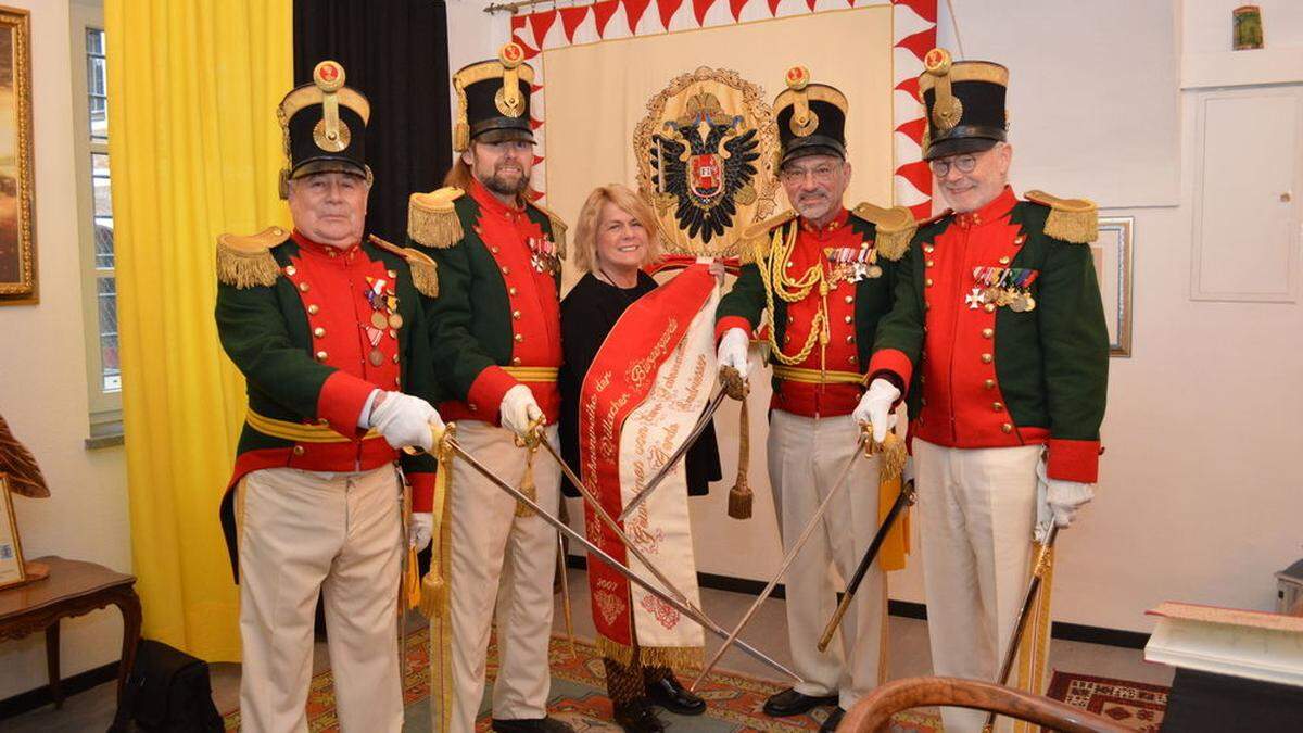 Die Bürgergarde um Klaus J. Mitzner-Labrés (2. von rechts) bezog ihr neues Zuhause. Gerda Sandriesser, Fahnenmutter der Garde, gratulierte