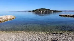 Strand auf der Insel Pašman und eine Insel in der Adria. | Schockiernder Vorfall auf Insel Pašman: Ertrunkene wurde liegengelassen (Symbolfoto)