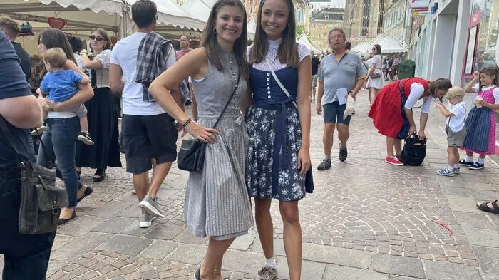 Die beiden Mädels liegen mit ihren Trachten voll im Trend: Lina trägt ein knieumspielendes Dirndl und Sophie eine hochgeschlossene Trachtenbluse.