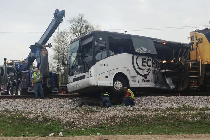 Der Bus sei auf einem Bahnübergang steckengeblieben, teilten die Behörden mit.   