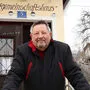 Willi Modritsch vor „seinem“ Dorfgemeinschaftshaus