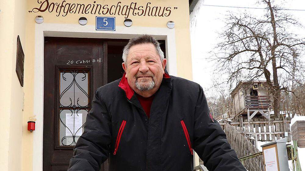 Willi Modritsch vor „seinem“ Dorfgemeinschaftshaus