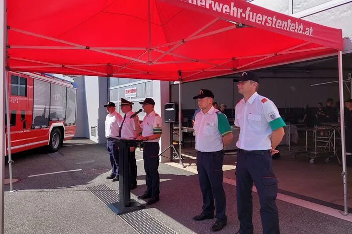 Bewerbsleiter Erwin Schellnast und Bereichsfeuerwehrkommandant Gerald Derkitsch begrüßten Bewerber sowie Bewerter.