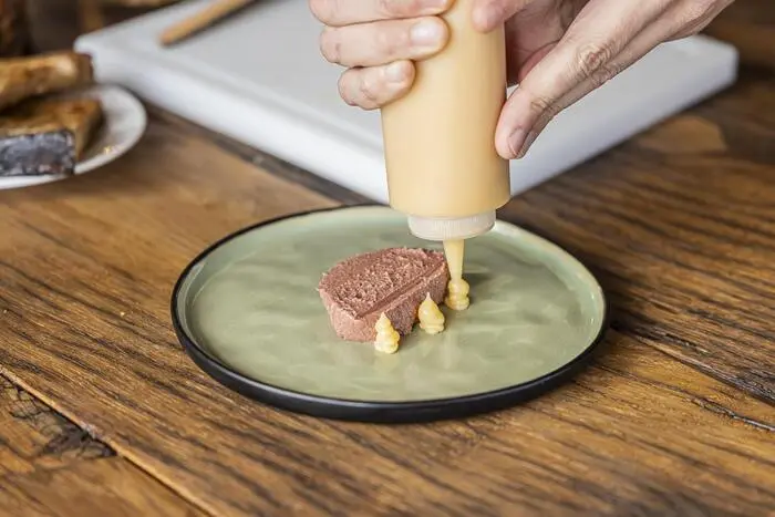 Das Mundschenk-Team serviert die „Faux gras“ mit Quittengelee.