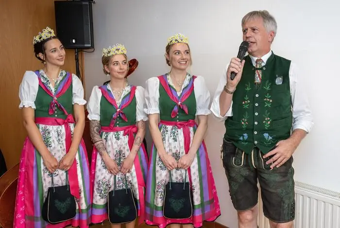 Prinzessin Annalena Pliem, Narzissenkönigin Lisa Kummer, Prinzessin Verena Pfandlsteiner und Rudi Grill beim Narzissenfest 2026