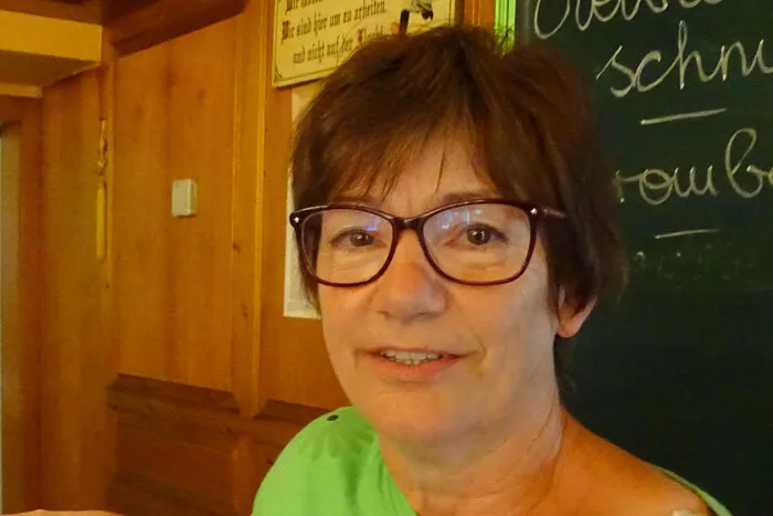 Ingrid Deutsch aus Untergreith (Mitterdorf/Raab): "Wählen gehe ich, da ich mit entscheiden möchte. Ich habe keine Angst vor Corona. Hier war auch alles ideal vorbereitet, die Abstände werden eingehalten und auch die Gehrichtung wurde fixiert. Wahrscheinlich wird auch unser Bürgermeister wieder gewählt."