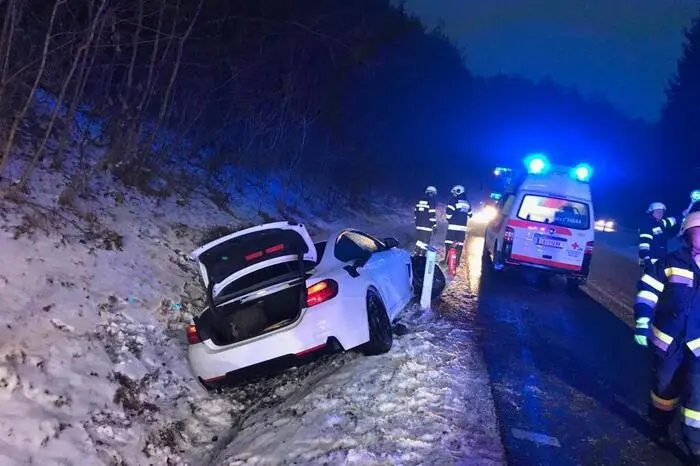 Der junge Lenker wurde verletzt, das Rote Kreuz brachte ihn in ein Krankenhaus.
