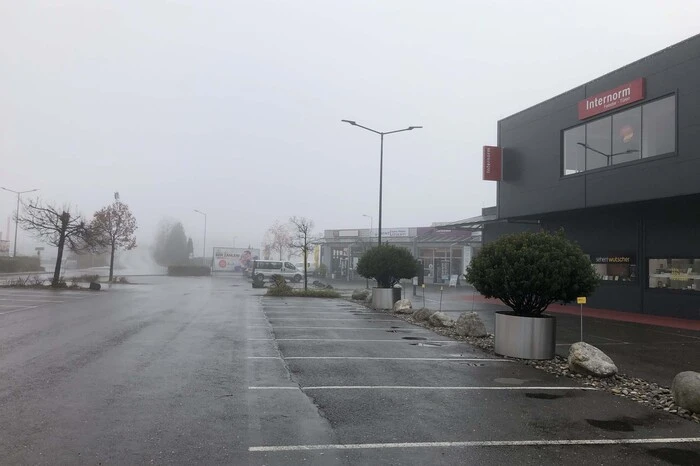 Die Parkplätze im Einkaufszentrum sind fast leer.